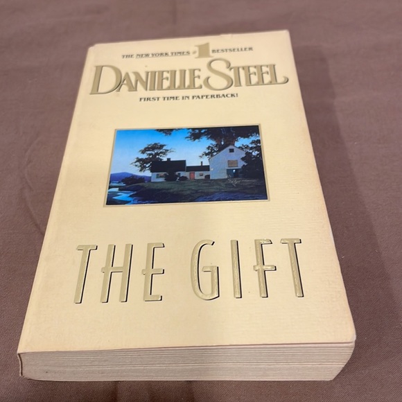 Lot of 2 Danielle Steel Books 📚 Bundle your likes for a special deal📚 - Picture 5 of 9